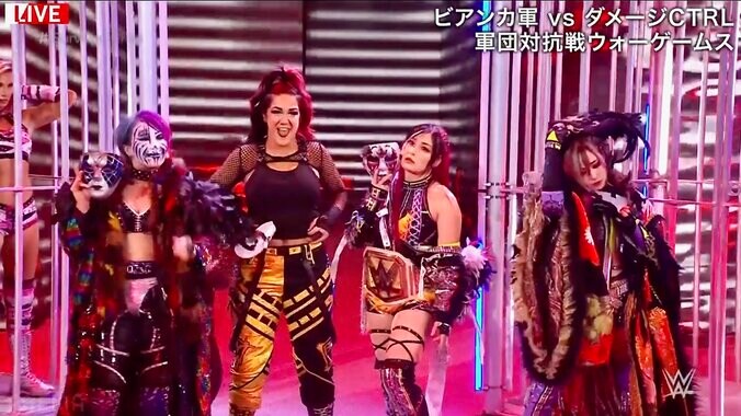 全米騒然！イヨ・スカイ、金網最上段から“衝撃ダイブ” 日本人レスラー擁す悪女軍団が“何でもあり”過激マッチで大暴れも劇的幕切れで全滅KO 1枚目