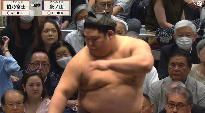 立ち合い直前で“奇声”、伯乃富士が“待った”でほっこり珍光景「あれ、おっちの肩に…」一体、何が? 3枚目