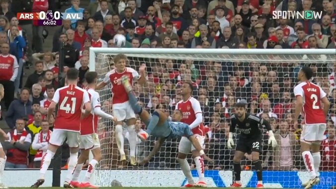 【映像】オーバーヘッドキックが胸を直撃した瞬間