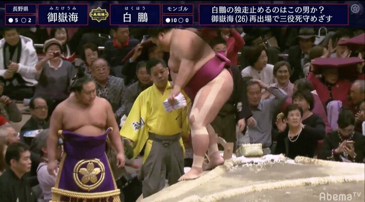 帰ってきた御嶽海、“白鵬撃破”！　館内には大量の座布団が乱舞も、退場時に足を引きずる