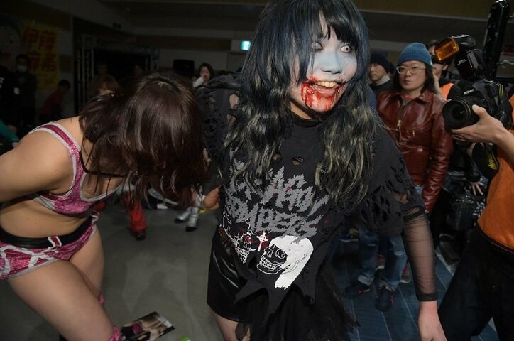 脳天にイス、ネックブリーカー…ゾンビガールのホラー攻撃！山下実優、耐えて王座防衛