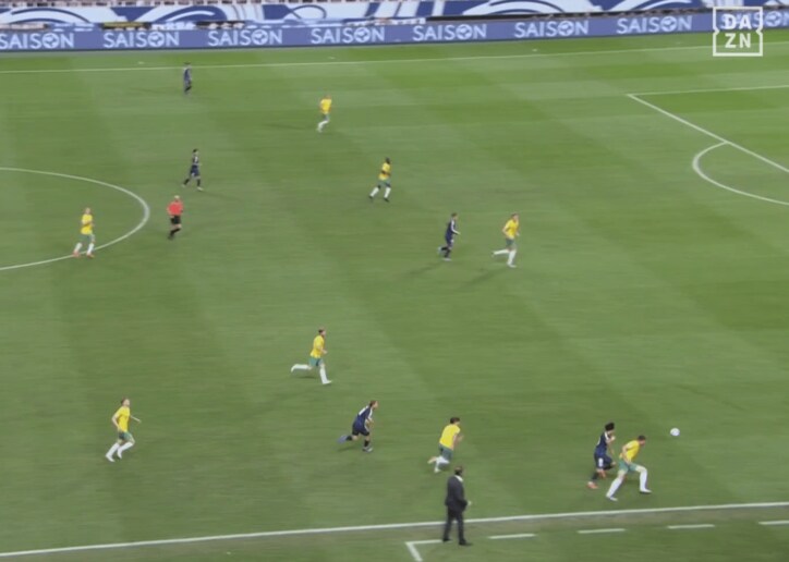 【写真・画像】痛くないの？ 日本代表MFの“裸足ウォーミングアップ”が注目の的「ボールタッチすげえ」「いつも楽しそうに蹴ってる」「初めて観た」　1枚目