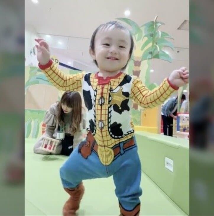 川崎希 アレク夫妻 1歳の息子が歩く動画を初公開 自分のペースでがんばれ 話題 Abema Times