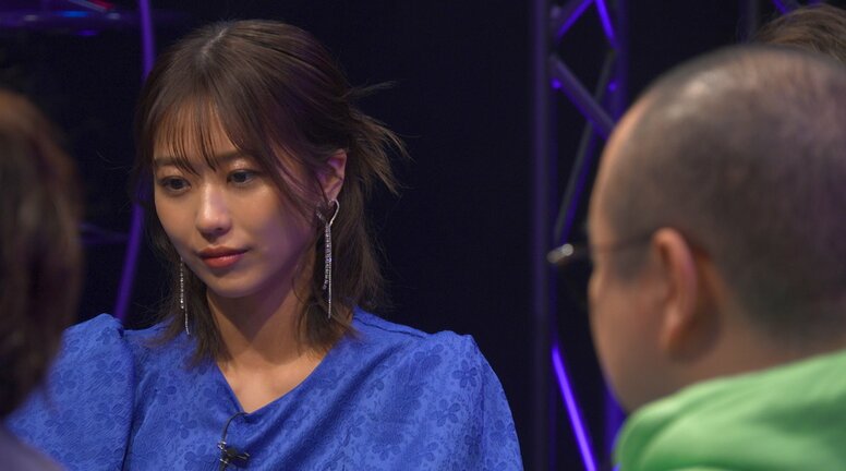 “元AKB48”美女が芸能人ポーカー最強決定戦で無双！ 勝負所で“レア役”成立→トッププロ撃破で勝利の微笑み