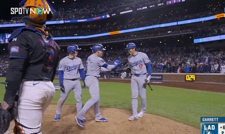 何が起きた？ 大谷翔平が爆笑…「ふざけすぎw」 “お騒がせ男”がホームラン直後に様子がおかしくなる