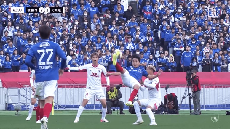 衝撃！“オーバーヘッドキック”の超絶アシストが「キャプ翼すぎる」「もう一回は厳しいだろうな笑」日本人MFの妙技にネット騒然