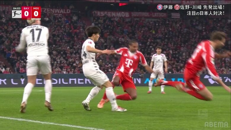 何が起きた？海外1年目の日本人MF、強豪バイエルン相手に2人を吹き飛ばす強烈タックル炸裂でファン驚愕「2人もぶっ飛ばした」「気合入ってるね」